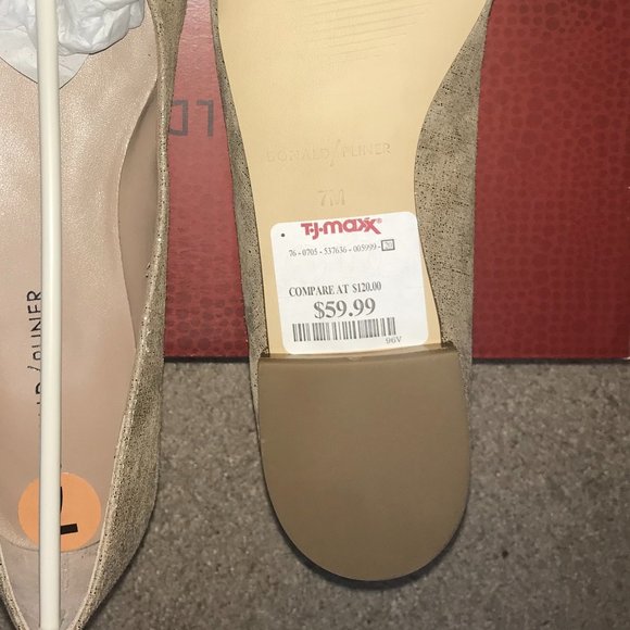 🎉SOLD✨Donald Pliner Suede Pointy Toe Flats- - Picture 3 of 7